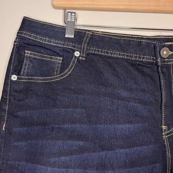 #117 R|evolution by Ricki’s Brooke Mid-rise Dark Denim Short - Picture 4 of 6